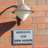 Warnschild: Warnung vor dem Hunde